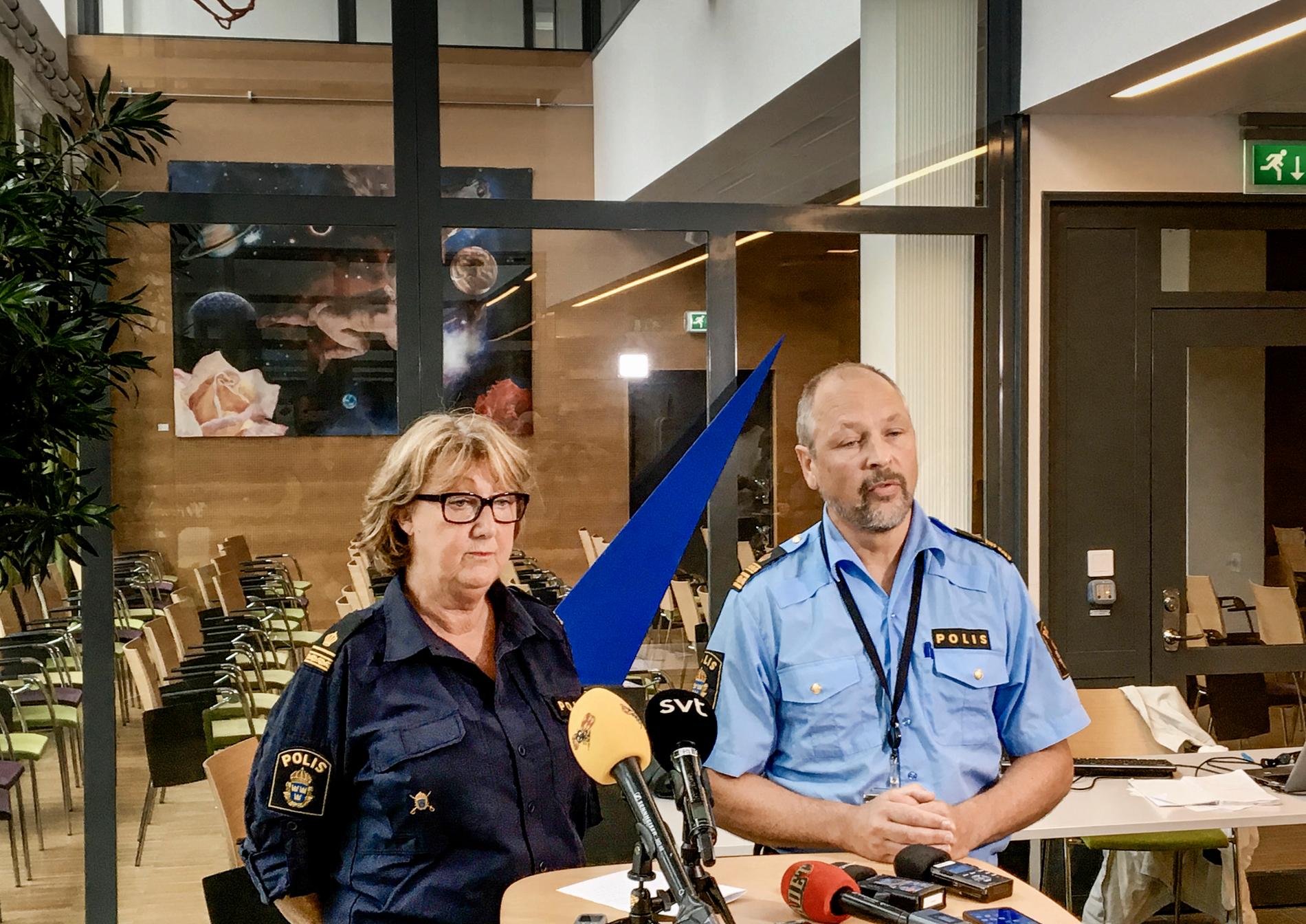 Ewa-Gun Westford, pressinformatör vid polisen, och Erik Jansåker, lokalpolisområdeschef i Malmö söder, vid en pressträff om det senaste mordet i Malmö.