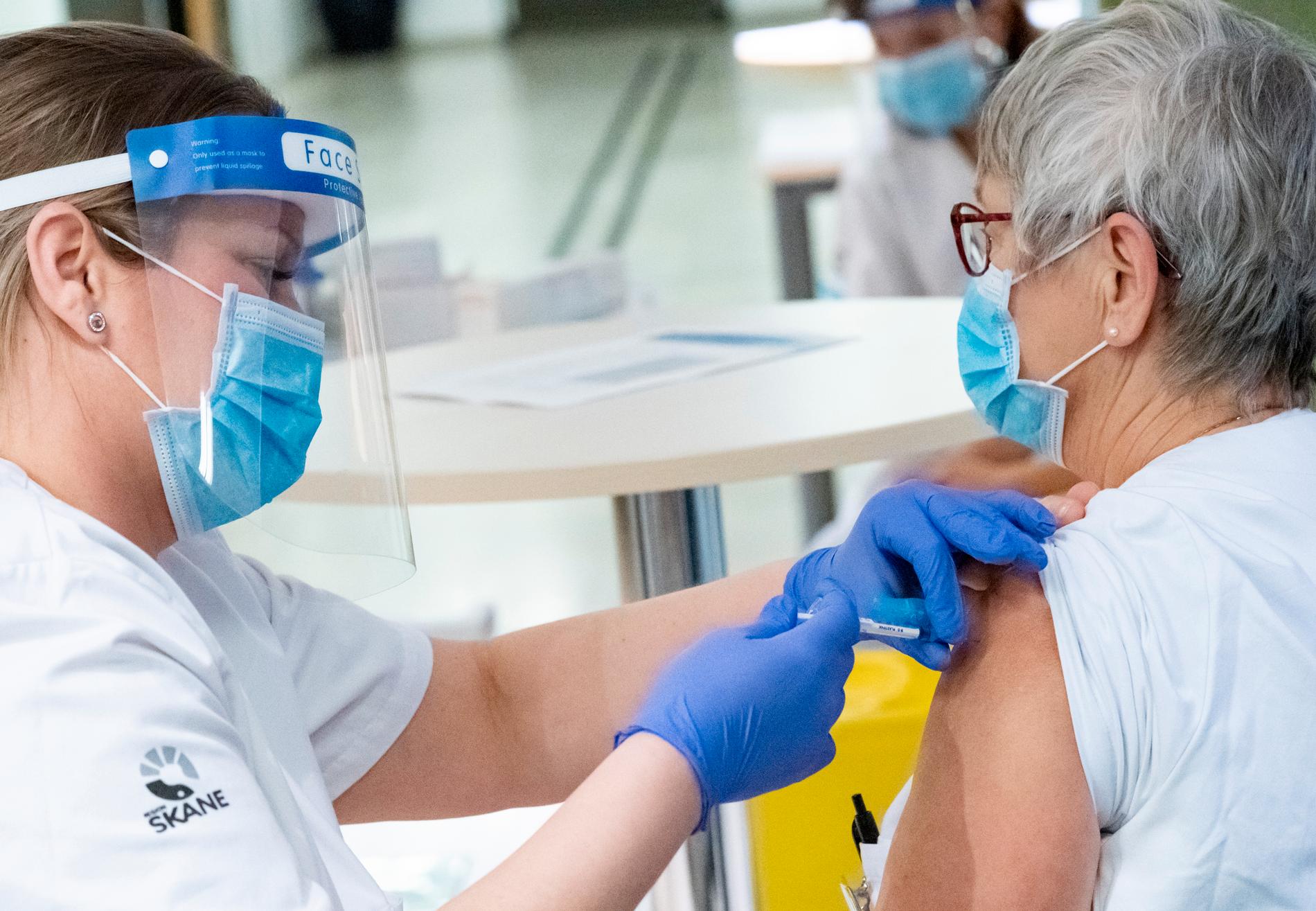 Personal vaccineras med covid-19 vaccin från Pfizer Biontech på SUS i Malmö förra veckan.