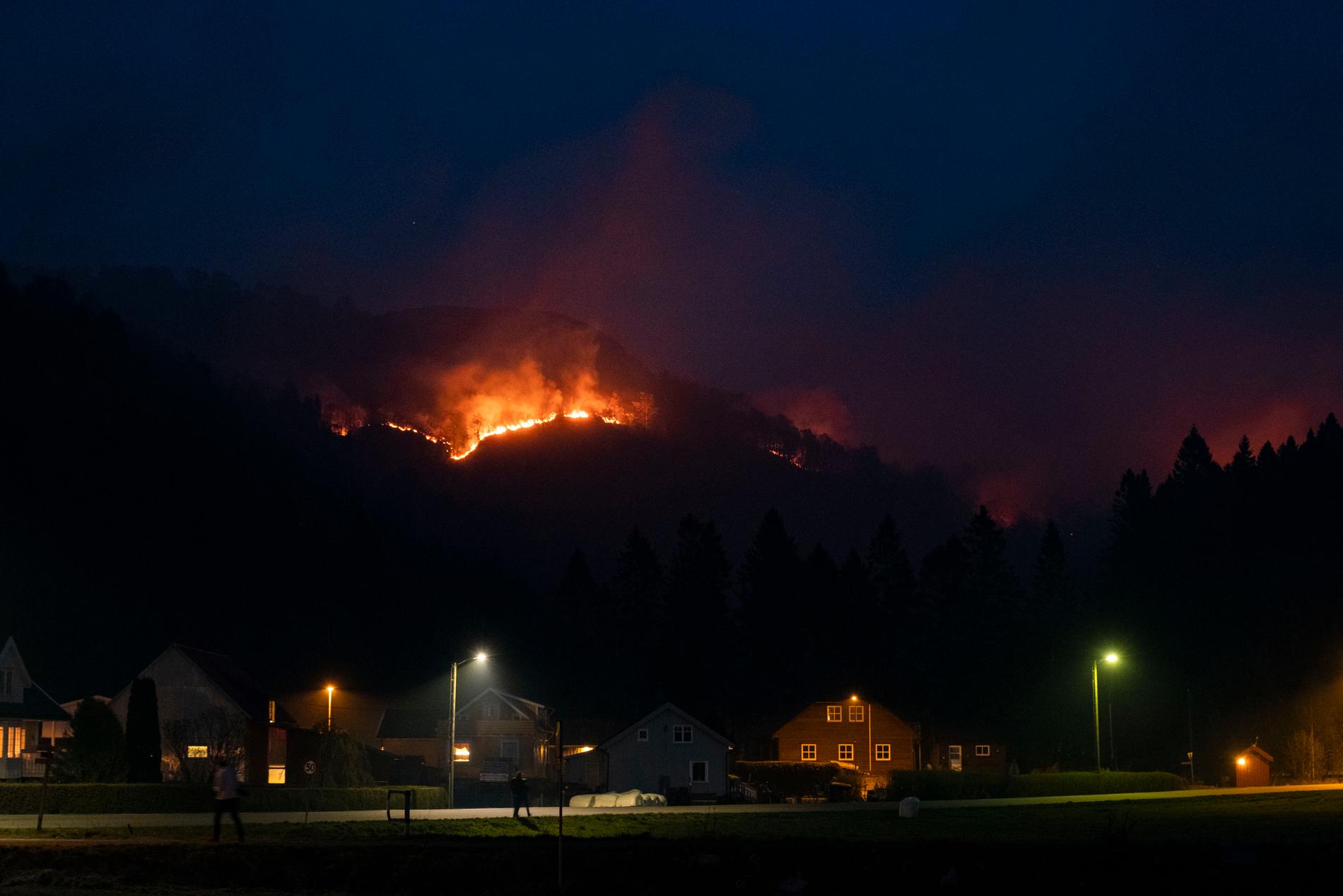 Branden närmar sig bebyggelsen i Sokndal kommun i Norge.