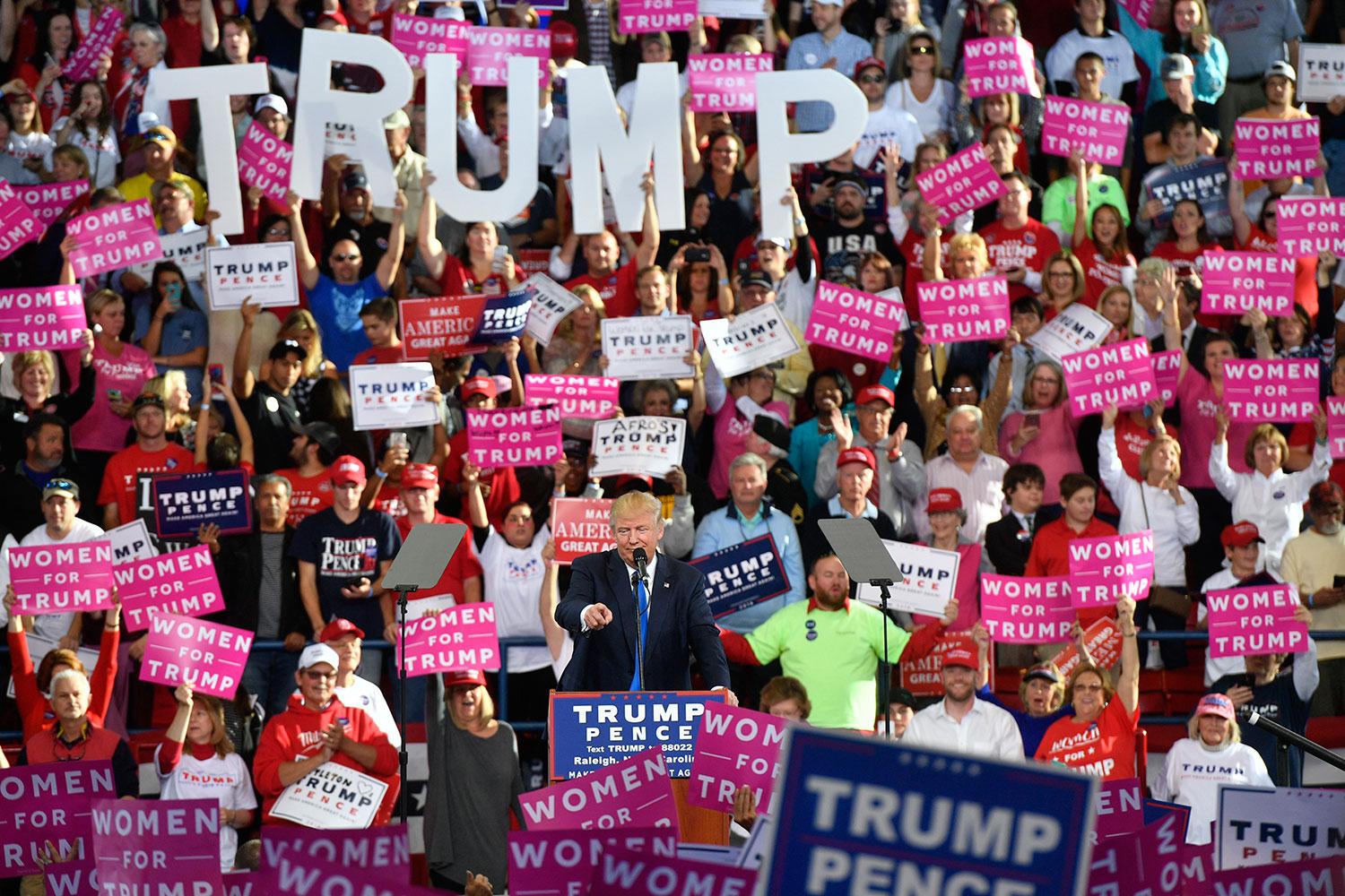 Trump kampanjtalar i Raleigh, North Carolina, sista dagen innan valet.