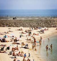 Stranden i Antibes blir aldrig lika packad med folk som stranden i Juan-les-Pins.