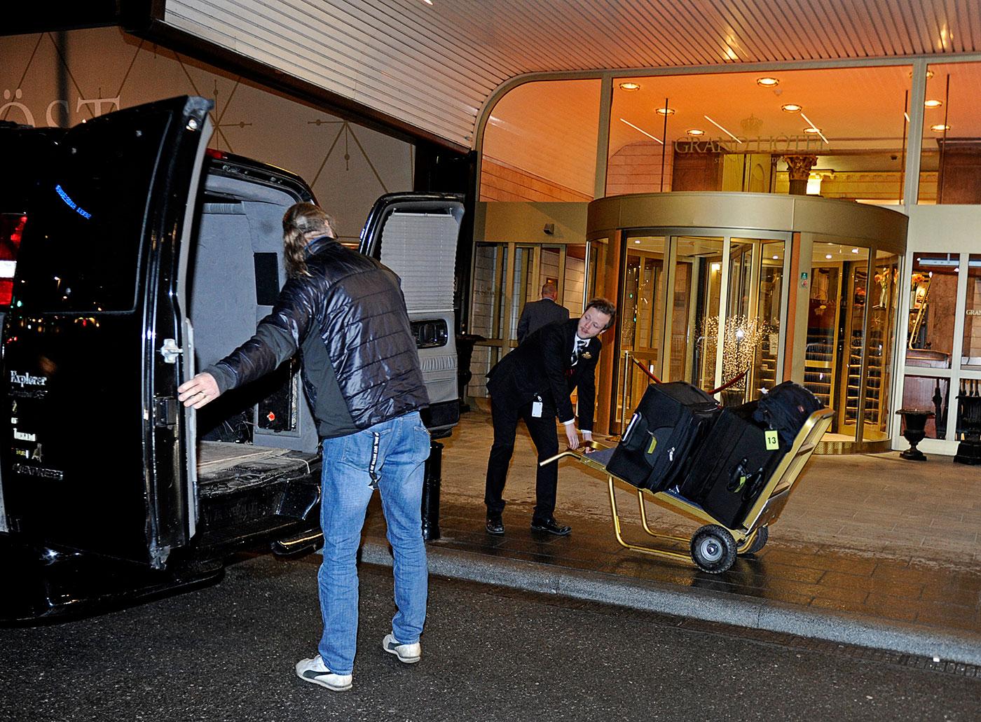 Justin Biebers bagage lastades i natt från Grand Hotel för vidare transport till Finland.