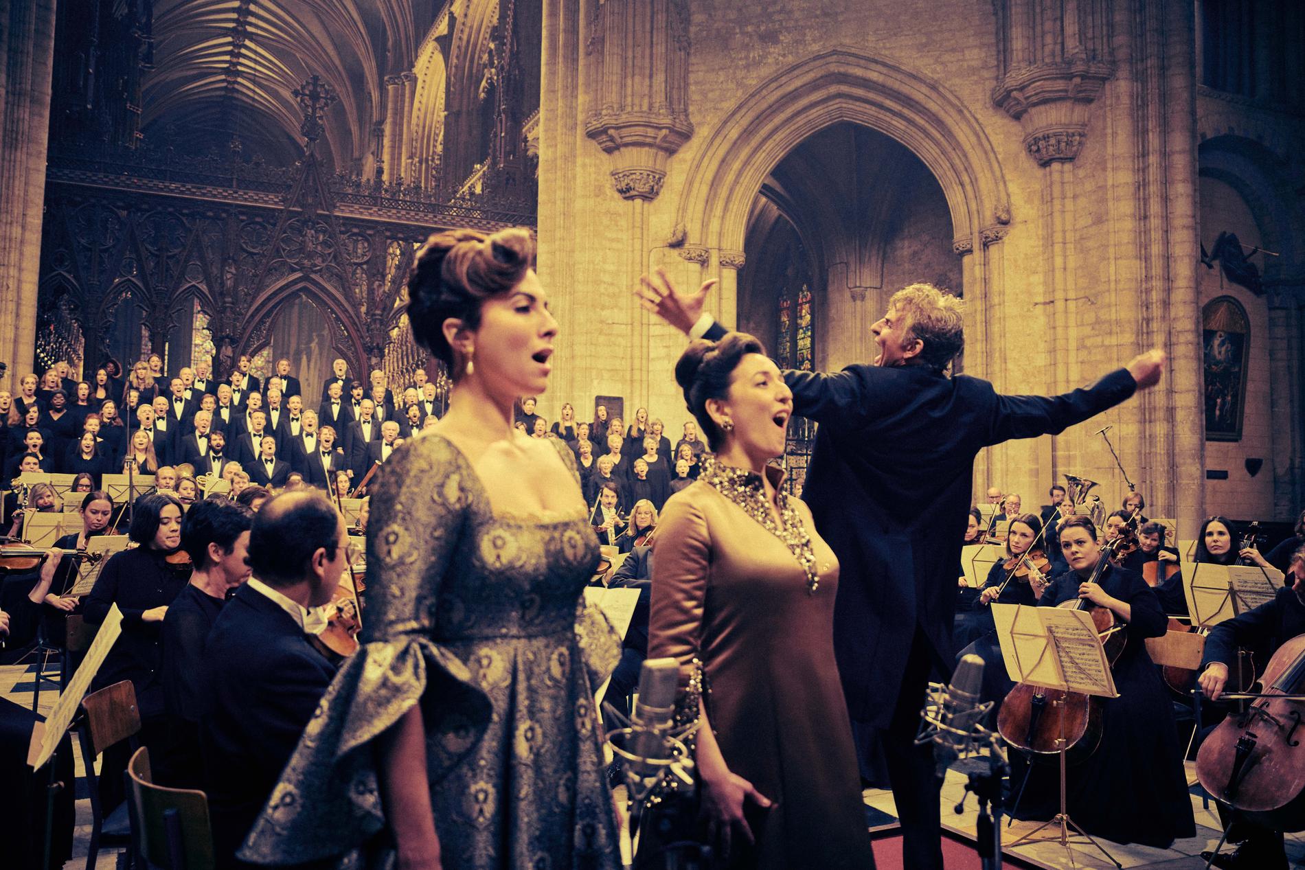 Isabel Leonard och Rosa Feola sjunger framför Bradley Coopers dirigent.