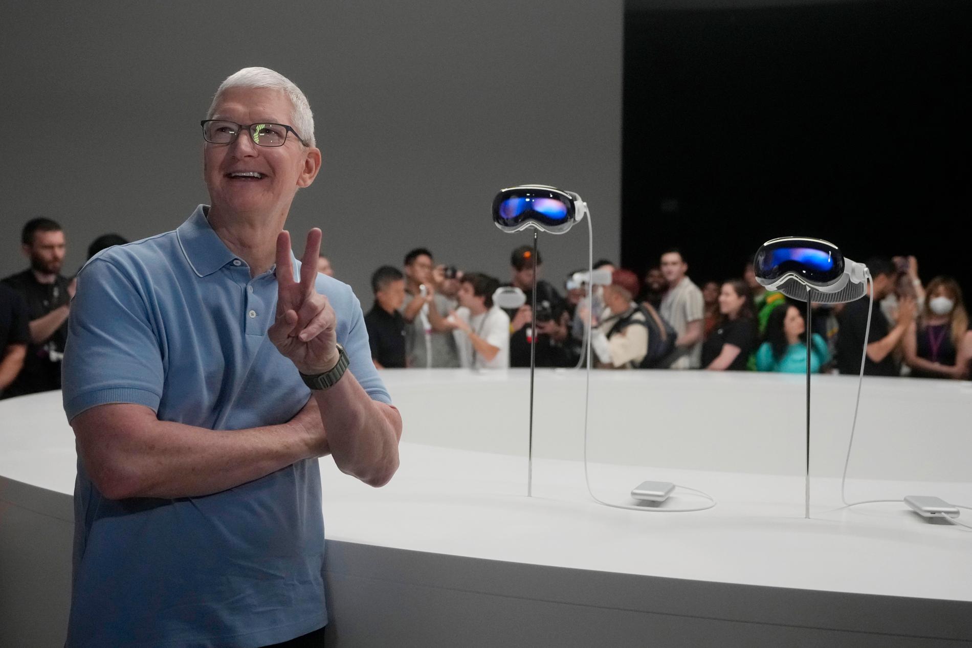 Apples vd Tim Cook poserar vid det headset som var den stora nyheten under eventet.