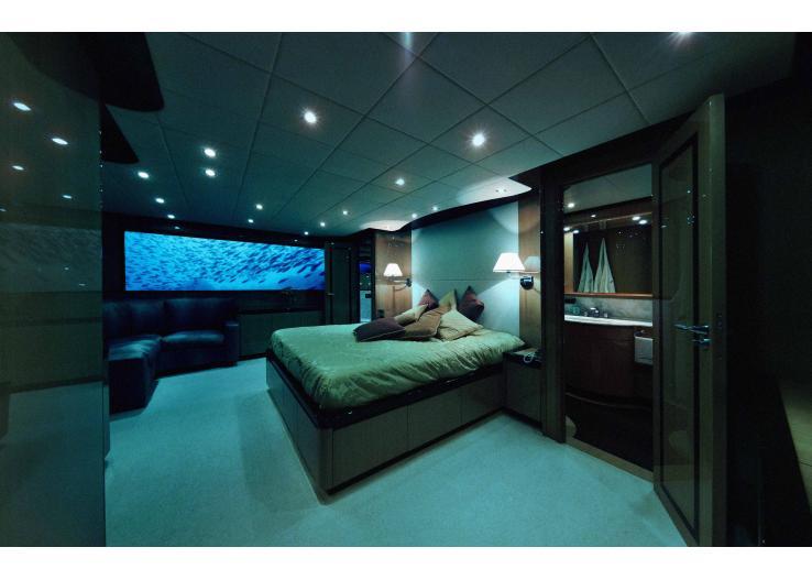 Ombord finns ett sovrum med ett stort fönster där man kan spana på fiskar.