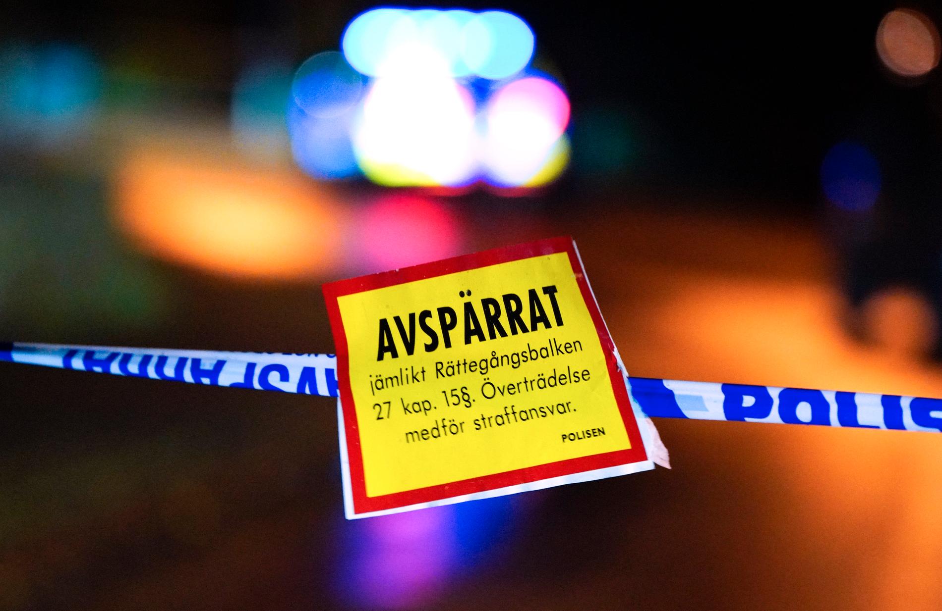 Polisen knackar dörr i Visby. Arkivbild.