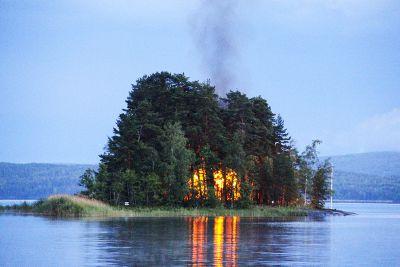 Ö utanför Ingelstrands campingplats i Arvika brinner efter åsknedslag.