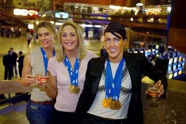 CHAMPAGNE TILL "THE CHAMPS" Sverige blev trea i den totala medaljligan - men på damsidan var de svenska tjejerna helt överlägsna. Anna-Karin Kammerling, Emma Igelström och Therese Alshammar firade medaljskörden med ett glas champagne i natt.