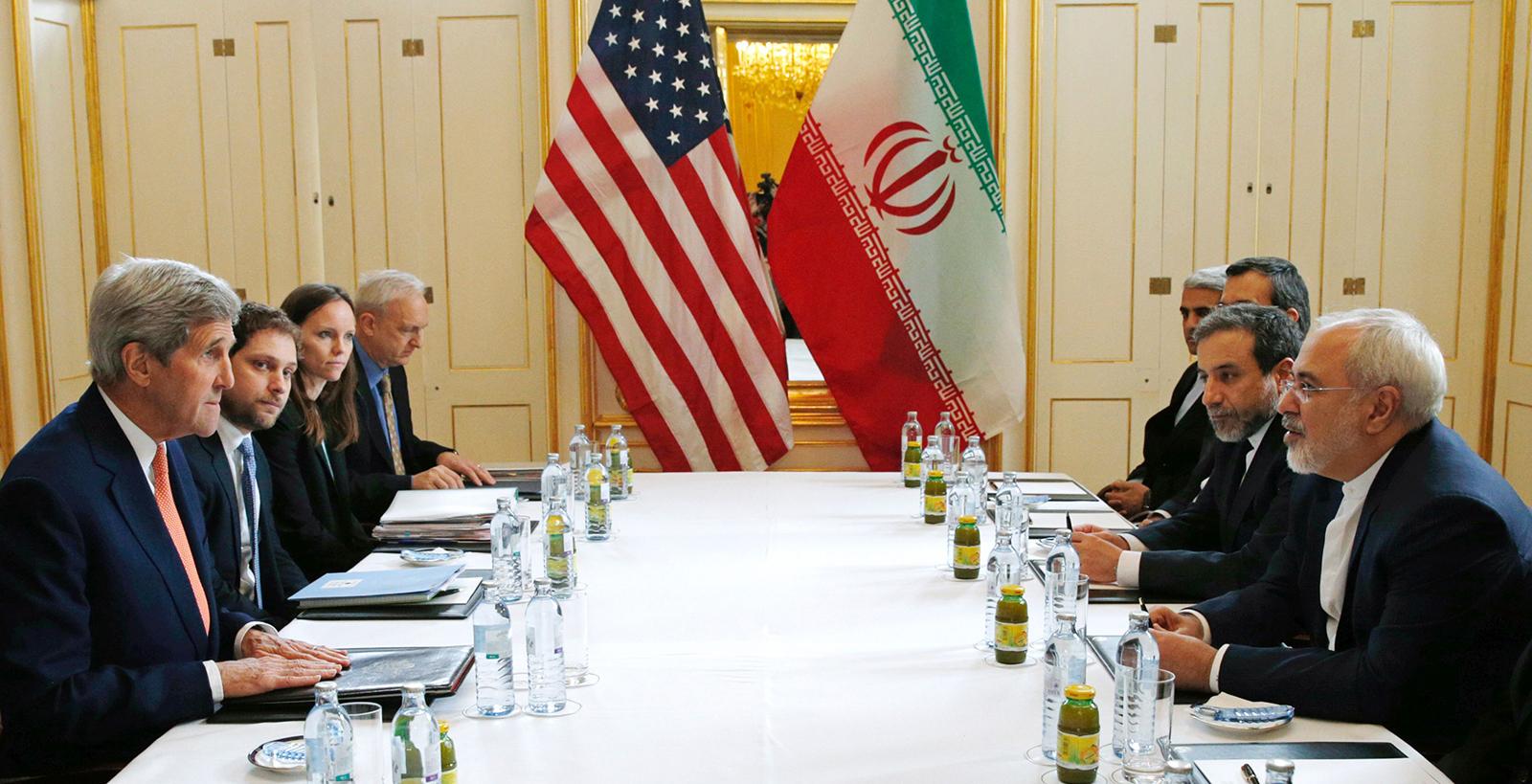 USA:s utrikesminister John Kerry vid förhandlingsbordet i österrikiska Wien med den iranske utrikesministern Javad Zarif.