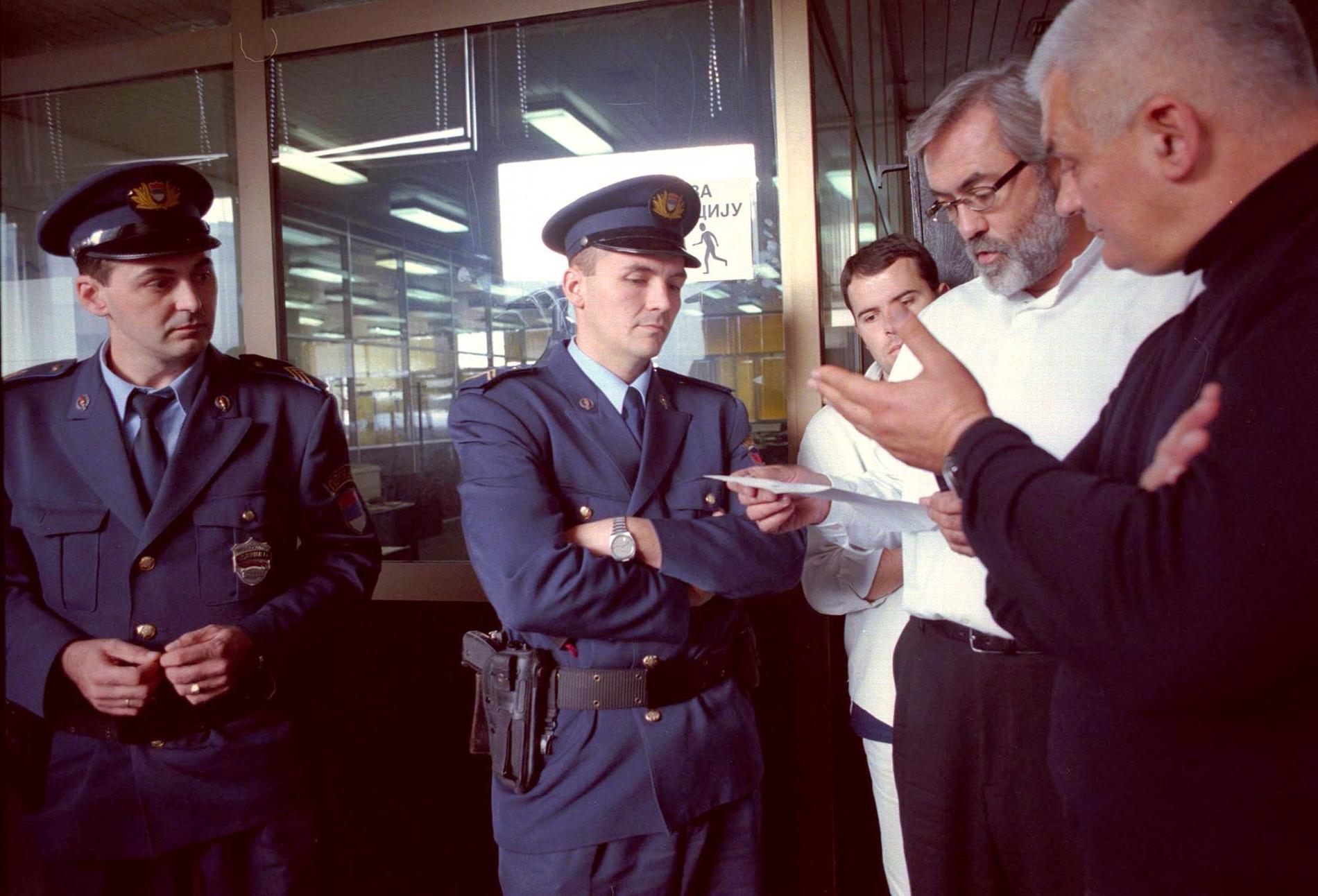 Slavko Curuvija, i vit skjorta, på Dnevi Telegraf i oktober 1998 då tidningen stängdes av regeringen. Arkivbild.