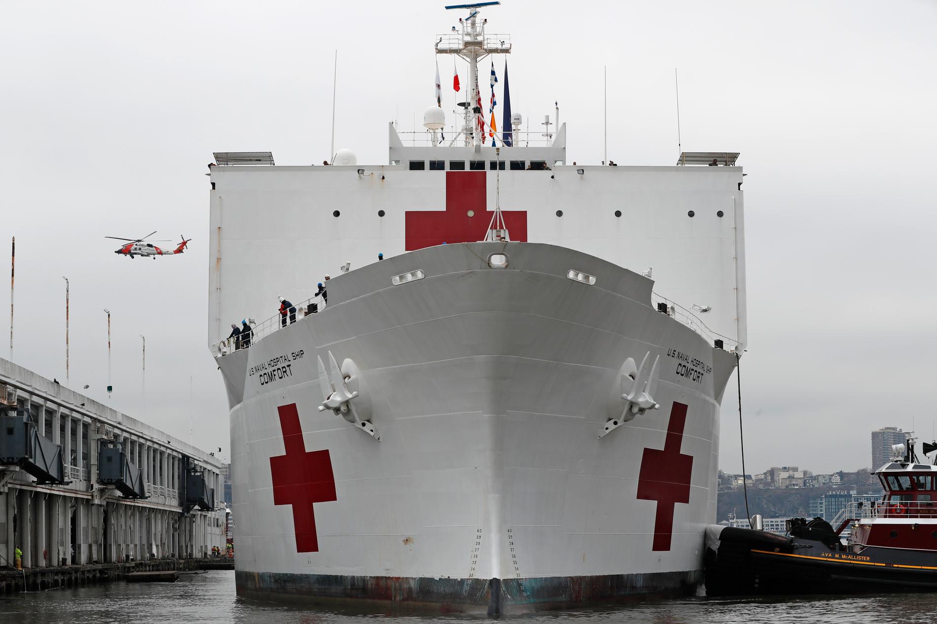 Marinens sjukhusfartyg USNC Comfort i New Yorks hamn.