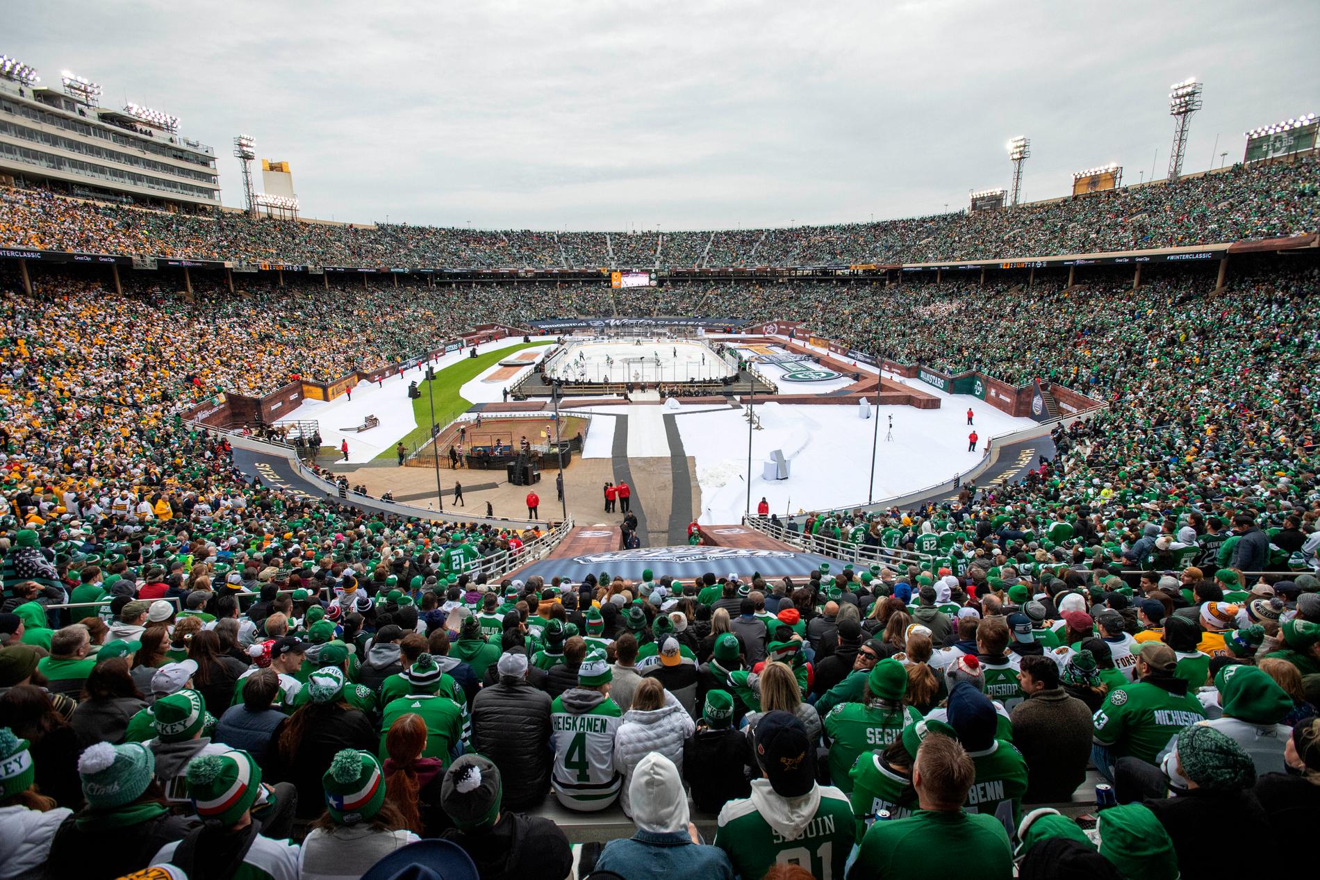 85 630 personer, näst högsta publiksiffran någonsin i NHL, såg utomhusmatchen mellan Dallas mot Nashville.