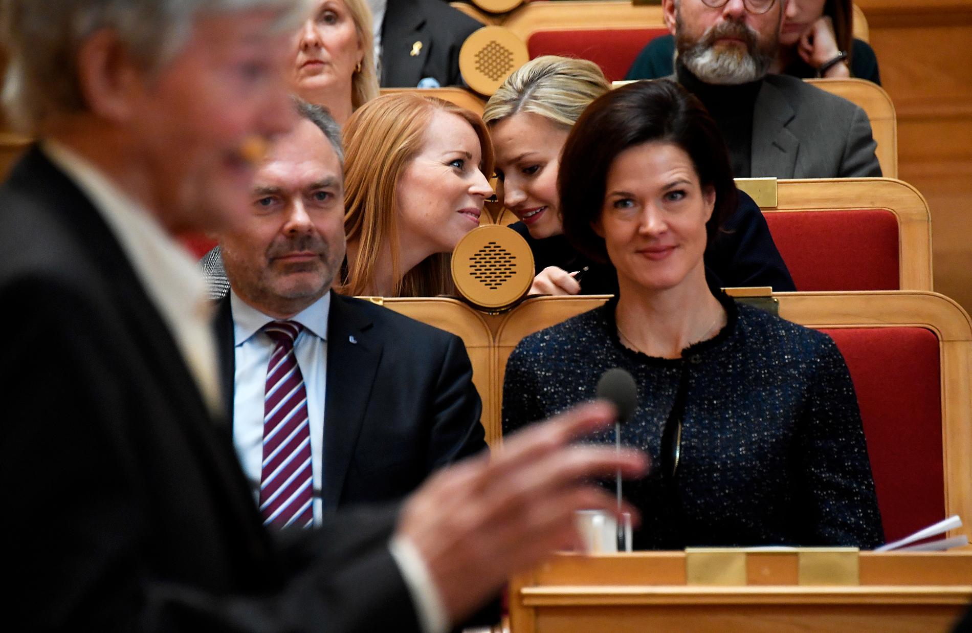 Jan Björklund och Anna Kinnberg Batra lyssnar. I bakgrunden Annie Lööf och Ebba Busch Thor. med varandra.