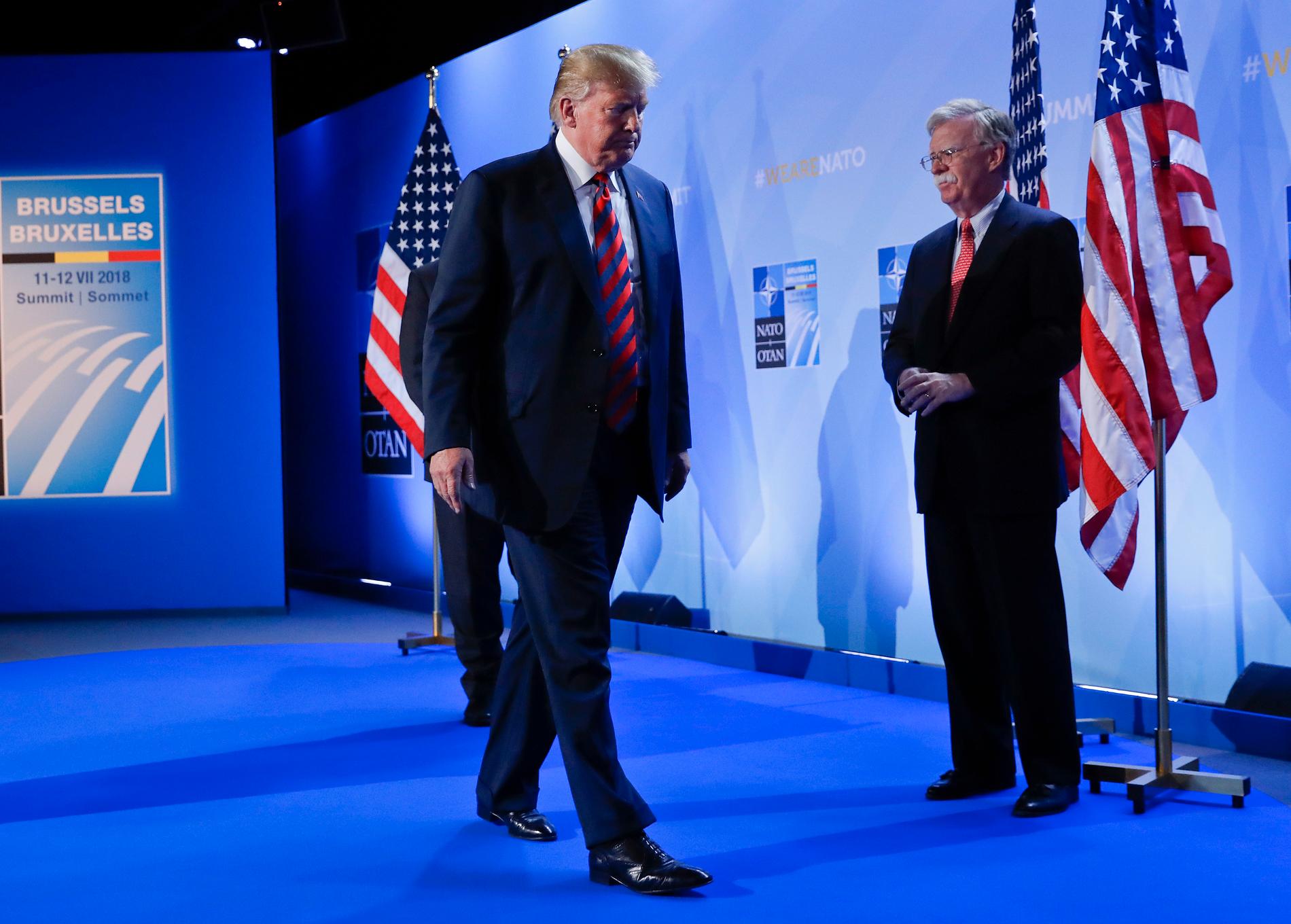 USA:s president Donald Trump tillsammans med sin dåvarande nationelle säkerhetsrådgivare John Bolton vid ett Natotoppmöte sommaren 2018.