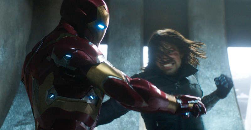 Iron Man (Robert Downey Jr) och Winter Soldier (Sebastian Stan) pucklar på varandra.