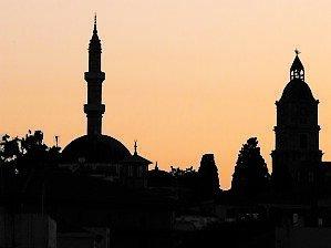 I Rhodos gamla stad samsas moskéer och kyrkor.