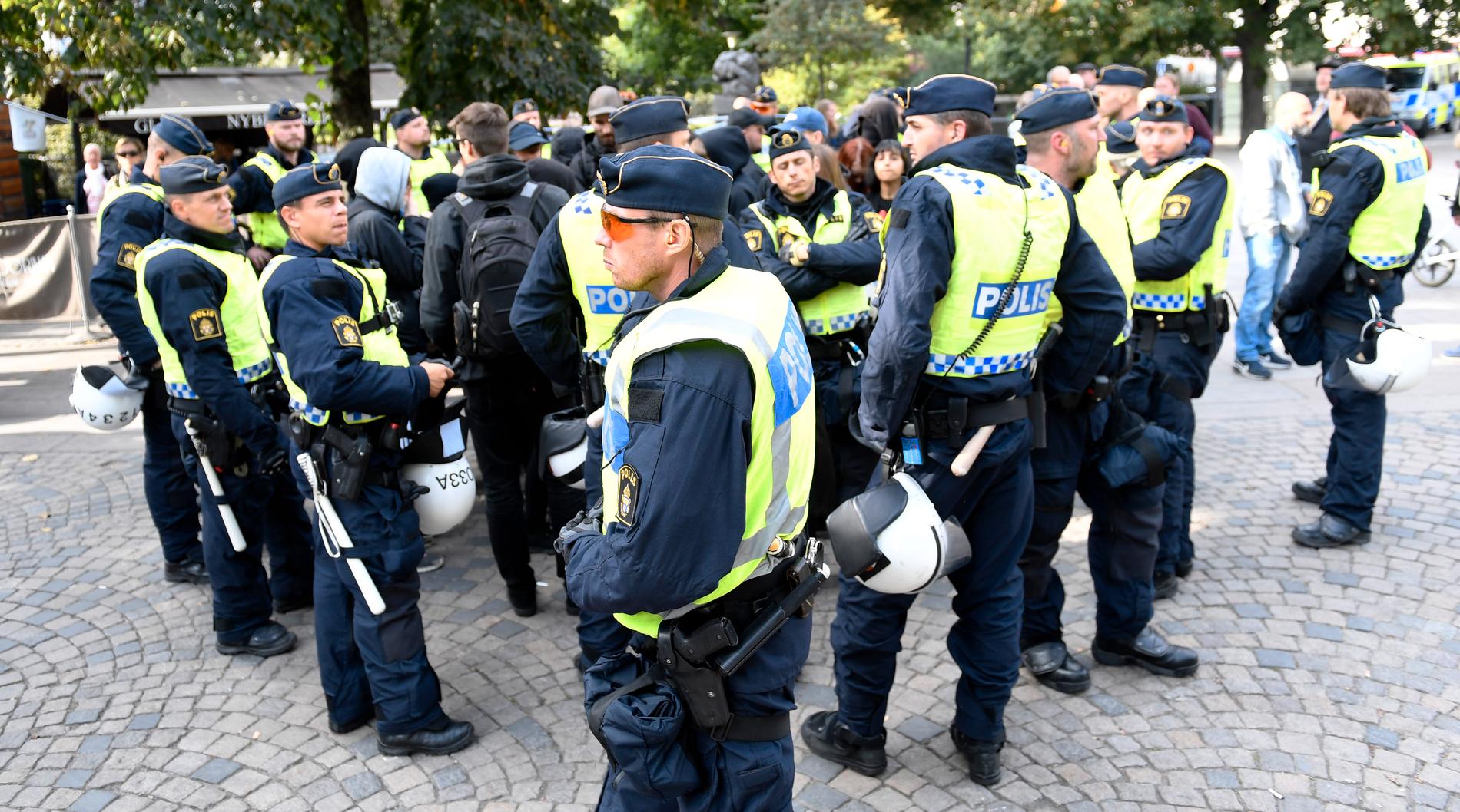 Polisen på Raoul Wallenbergs torg i Stockholm vid en tidigare demonstration. 