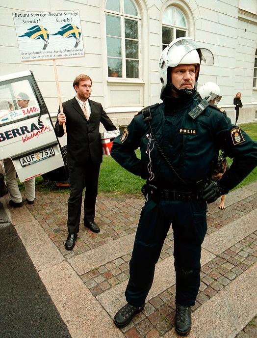 Mikael Jansson, SD, fick polisskydd efter att ett bråk uppstått efter hans tal 1998.