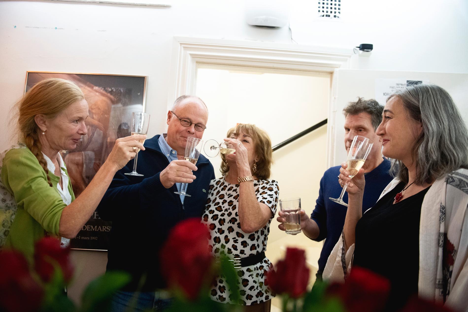 Karin Hökby, Cloffe Widén, Berit Gullberg, Lena Nylén Tyrstrup och Rickard Günther på Colombine Teaterförlag som ger ut Peter Handke skålar i champagne. Peter Handke får Nobelpriset i litteratur 2019.
