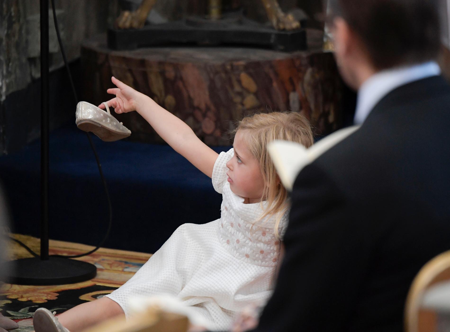 Prinsessan Leonore med sina skor i Drottningholms Slottskyrka.