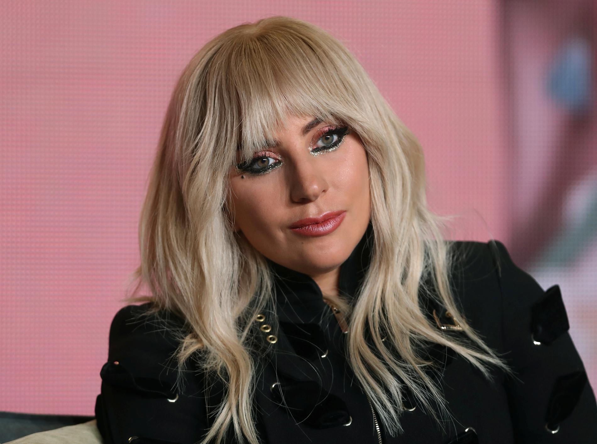 Lady Gaga donerar miljoner till de som drabbats av orkanerna.