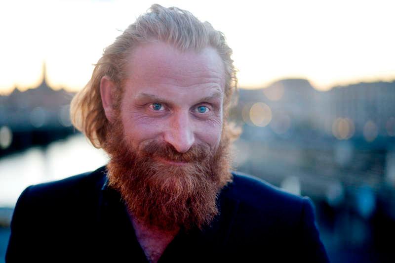 Ersätter Persbrandt ”Game of thrones”-kändisen Kristofer Hivju är i Sverige för att spela in ”Beck”, där hans rollfigur ersätter Mikael Persbrandts Gunvald. ”Persbrandt är en fantastisk skådespelare, men jag får försöka vara fantastisk själv”, säger han.