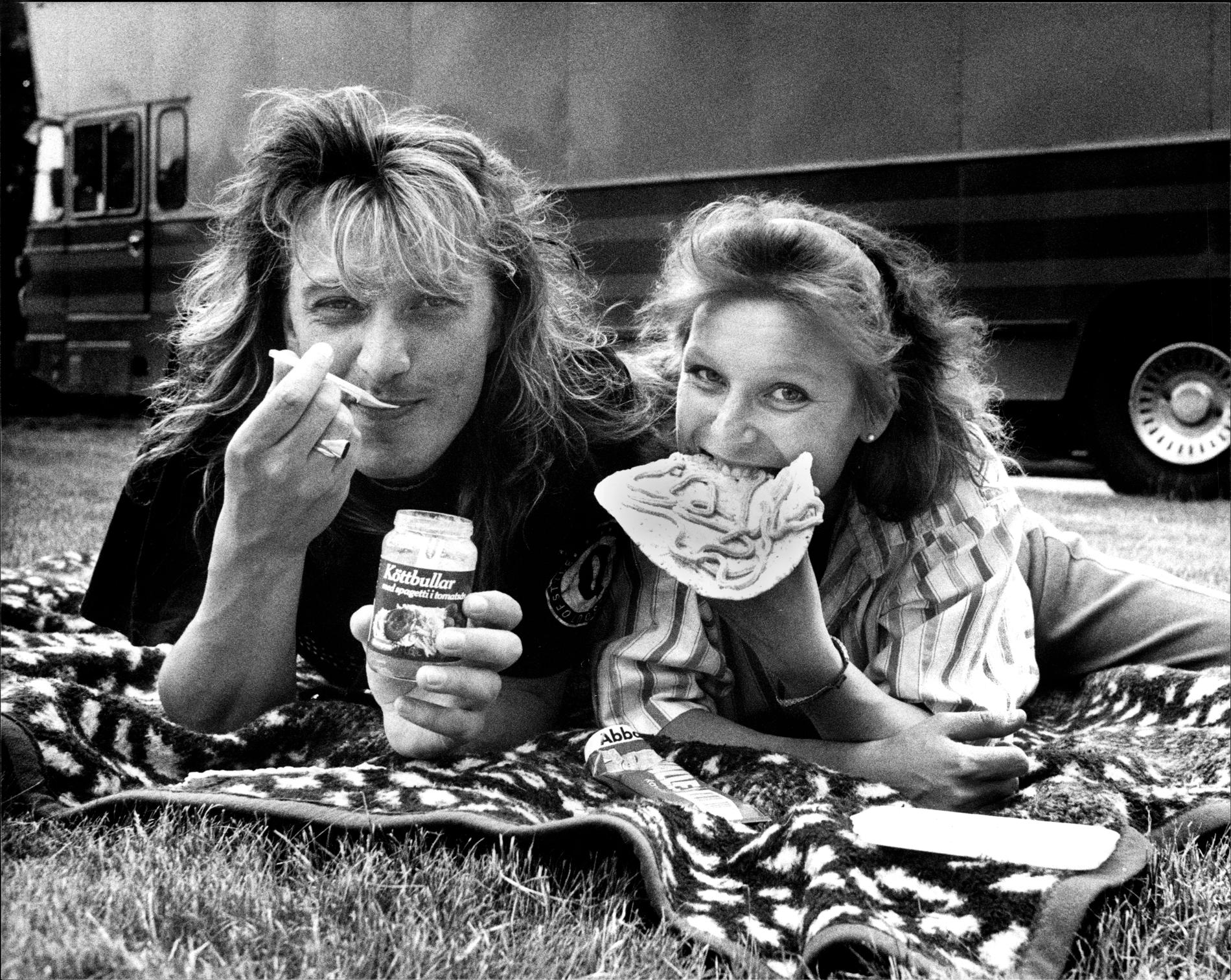 Lotta Engberg och Haakon Pedersen äter barnmat och Kalles kaviar som är favoritmaten på turnén 1988.