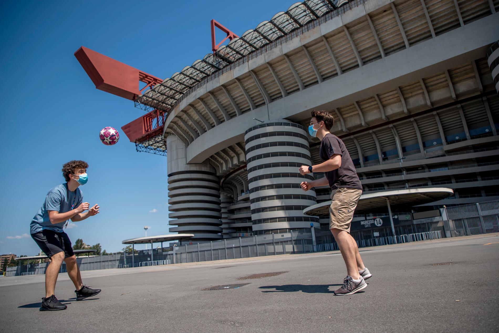 Alessandro och Alessandro passar på att spela fotboll utanför den öde San Siro Stadion. "Vi gillar energin här."