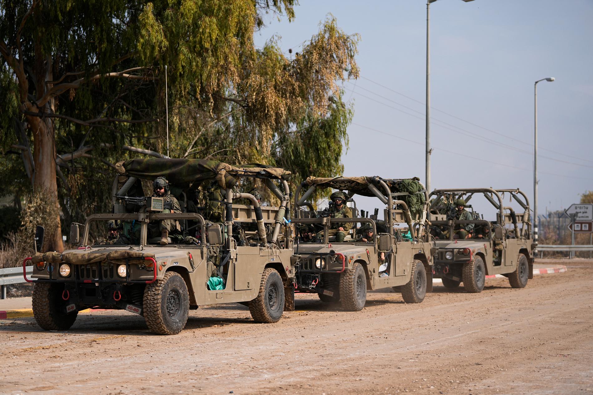 Israeliska soldater vid gränsen till Gazaremsan. 
