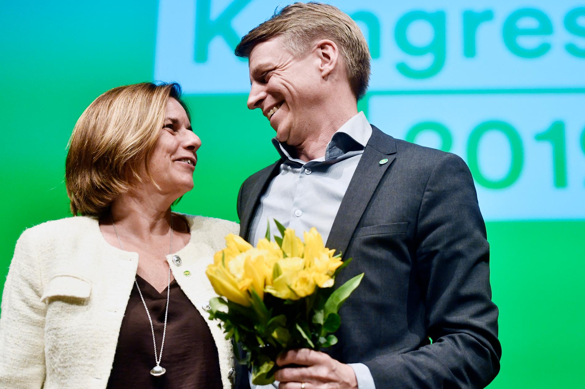Miljöpartiets språkrör Isabella Lövin gratulerar sin nya kollega.