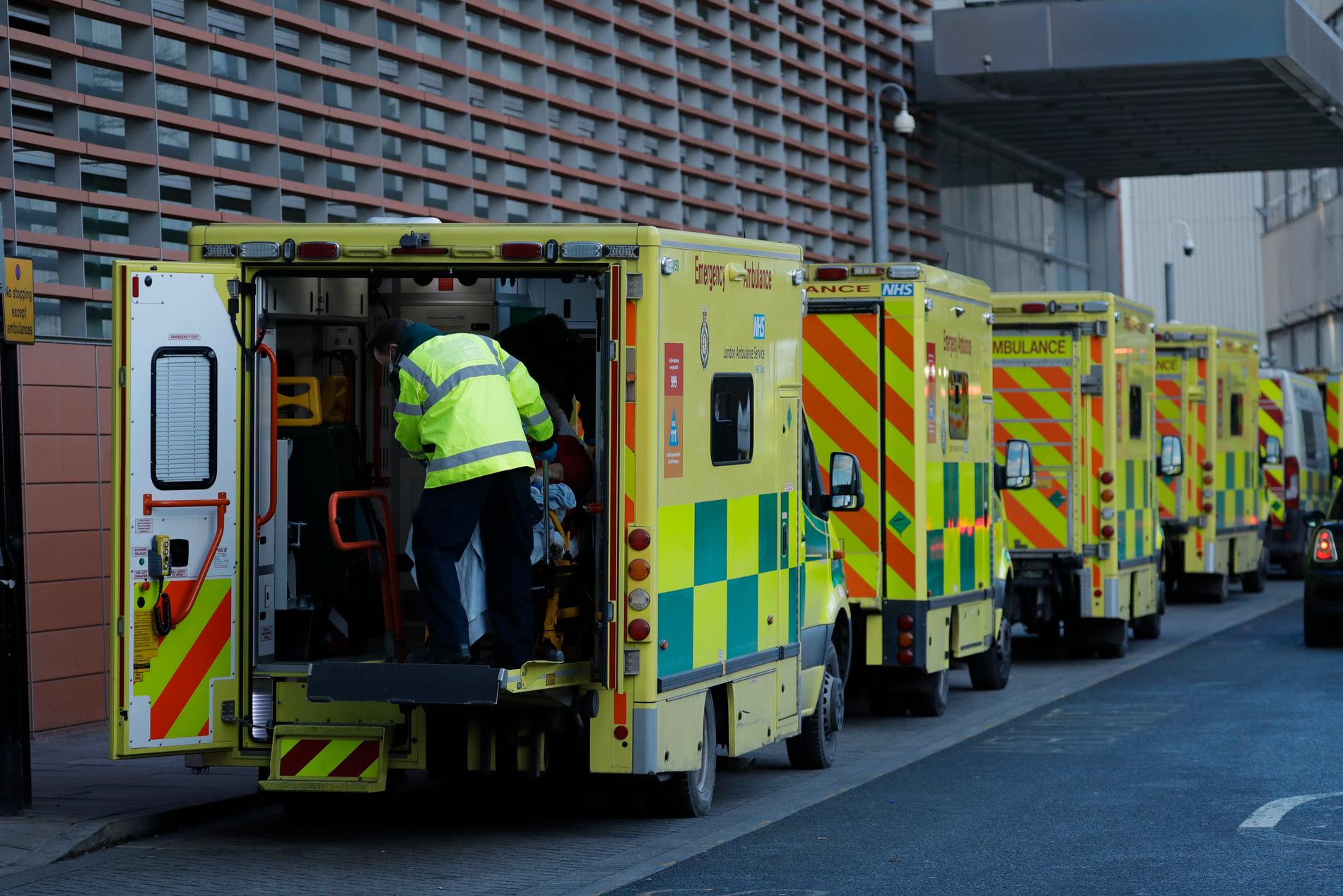 Fler än 100 000 människor har dött i Storbritannien i samband med att de smittats av covid-19. Här anländer en patient till ett sjukhus i östra London i måndags.