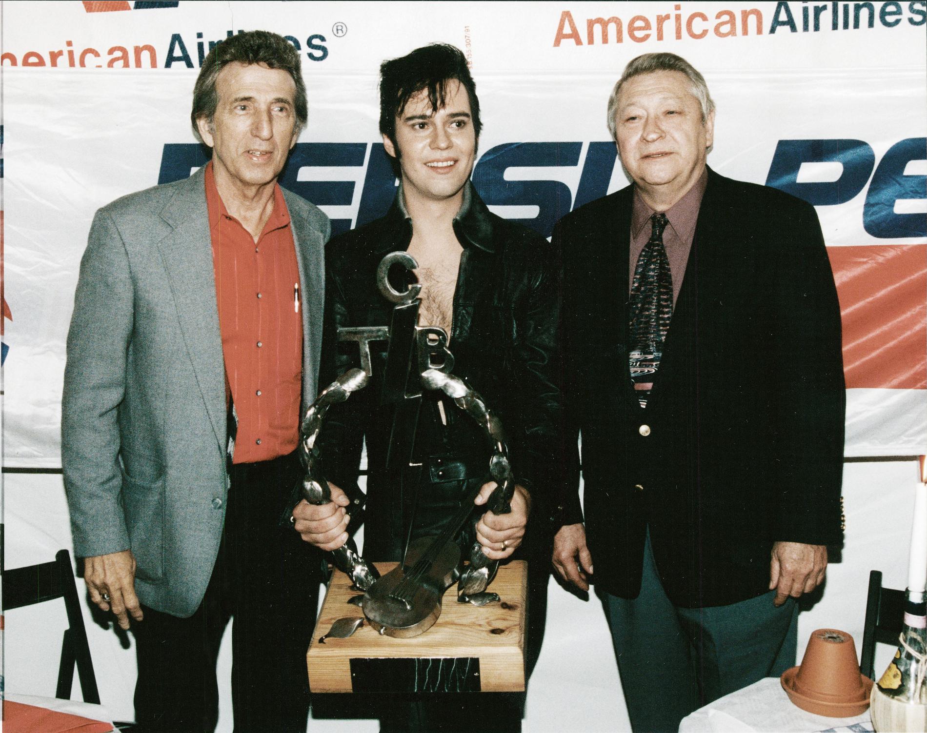 D.J. Fontana och Stefan Wickström, svensk Elvis Presley-kopia, tillsammans med Scotty Moore.