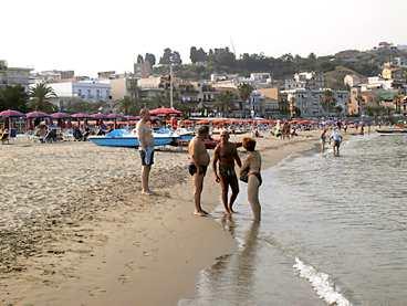 Giardini-Naxos bjuder på klarblått vatten och packade stränder.