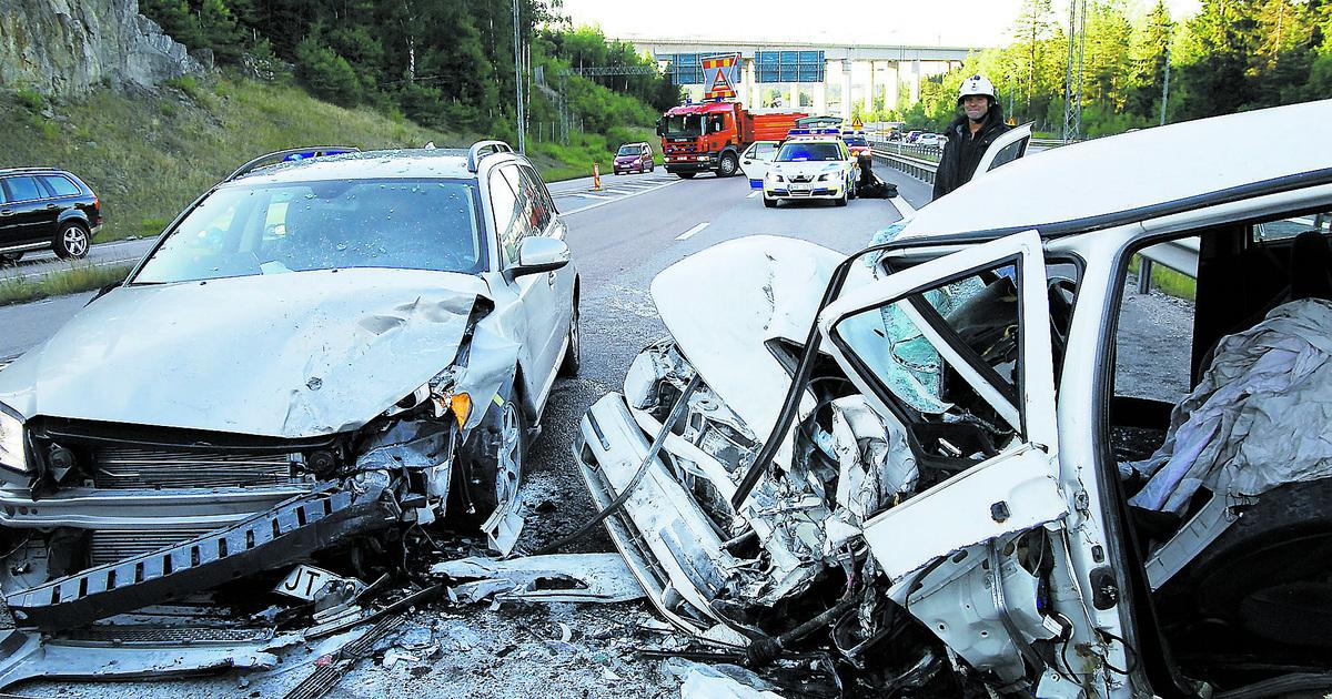 Körde mot trafiken I över 100 kilometer i timmen färdades mannen i sin vita Fiat. Färden slutade i Södertälje, och mannen vårdas nu för allvarliga skador.
