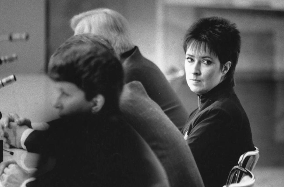 1990 Socialdemokraternas arbetsmarknadsminister Mona Sahlin (t.h.) vid regeringens presskonferens angående regeringsombildningen. I förgrunden Ingela Thalén.