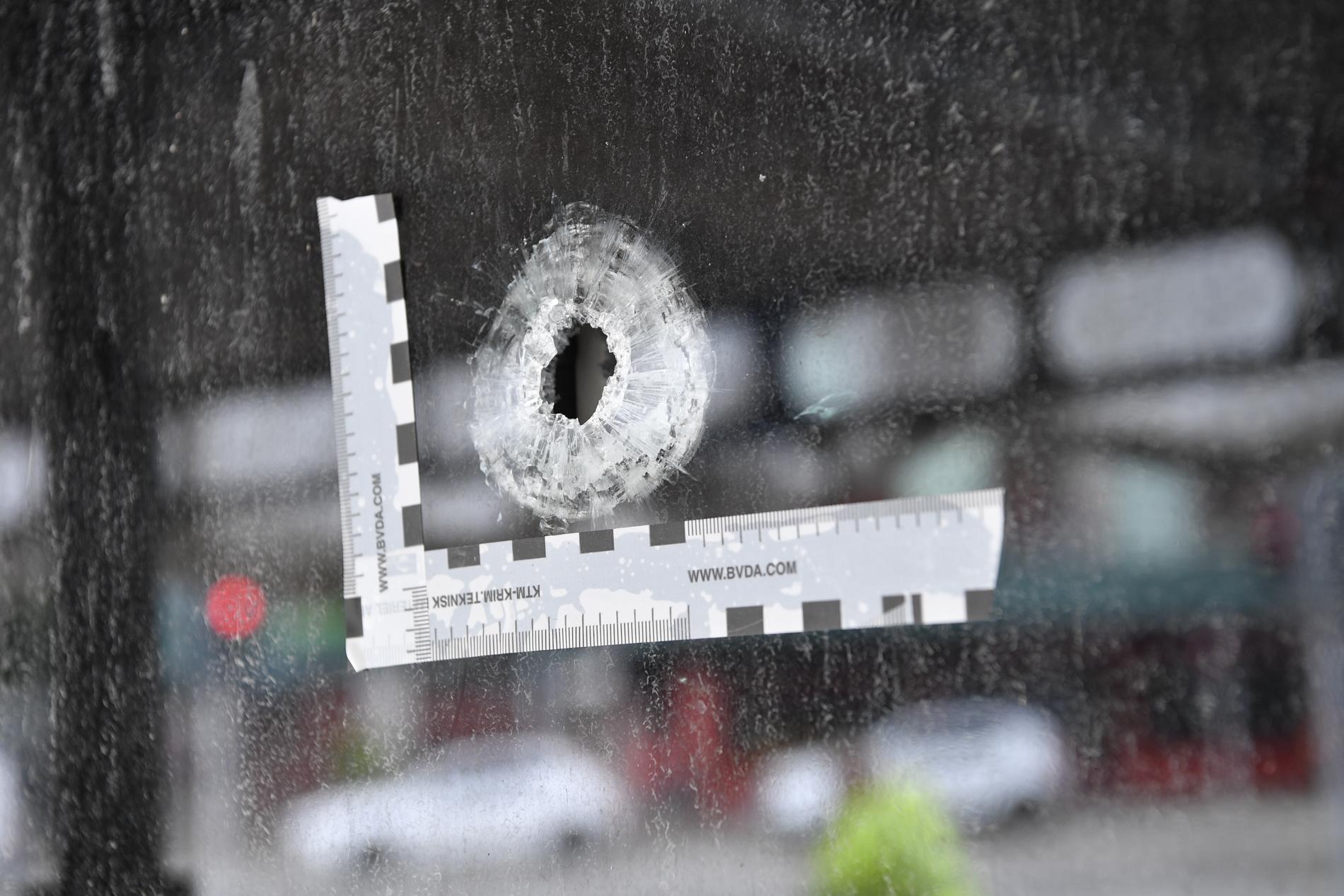 Kulhål i ett fönster på Drottninggatan i Malmö dagen efter att tre män sköts ihjäl. Arkivbild.