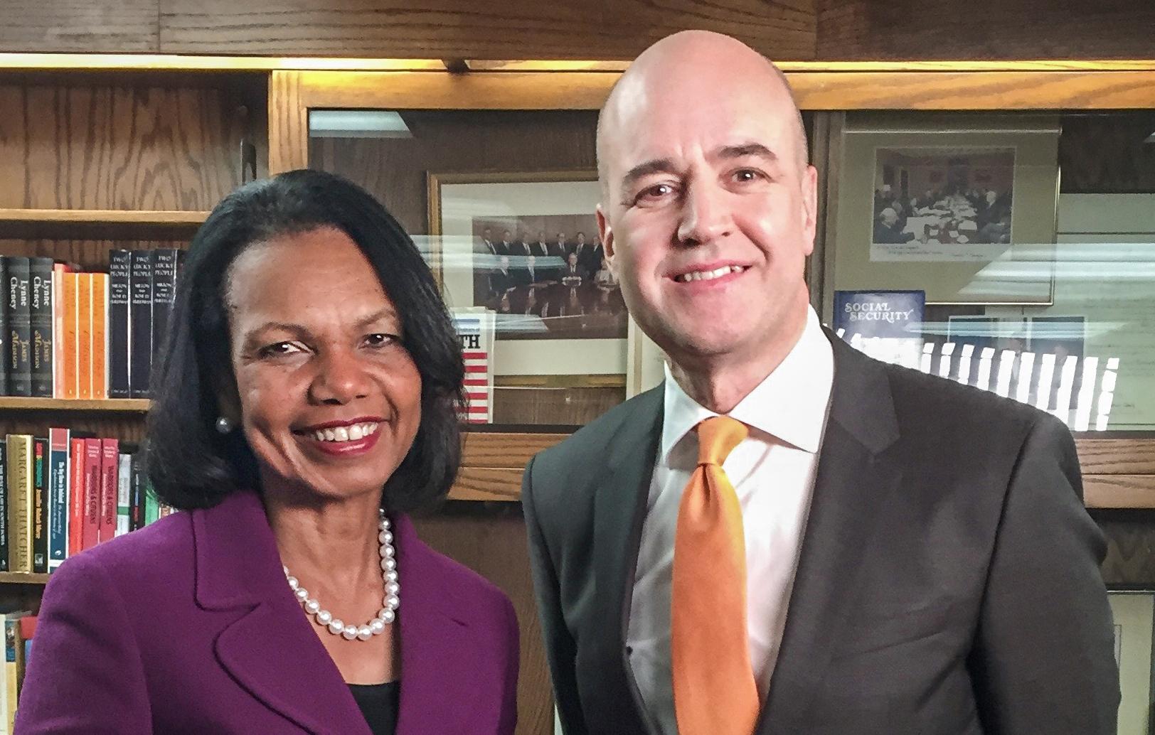 Sveriges förra statsminister Fredrik Reinfeldt samtalar med Condoleezza Rice, USA:s utrikesminister 2005-2009.