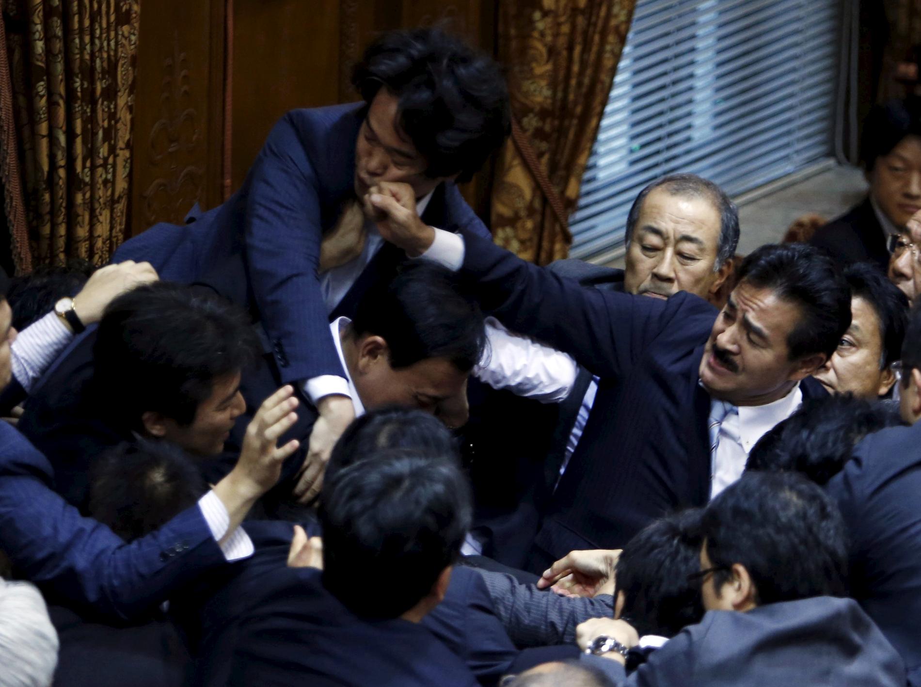 Slagsmål utbröt i det japanska parlamentets överhus under en debatt om att avskaffa landets pacifism.