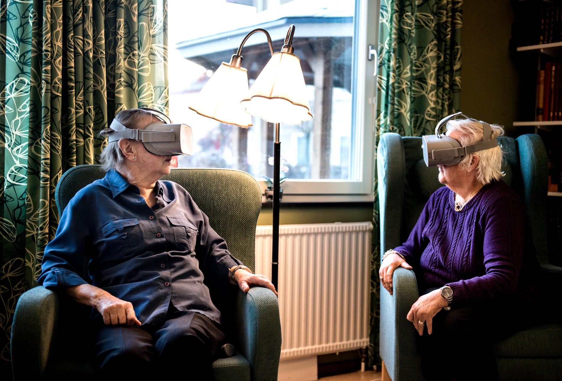 Maj-Britt Carlsson och Anne-Marie Engström får testa på VR-teknik.