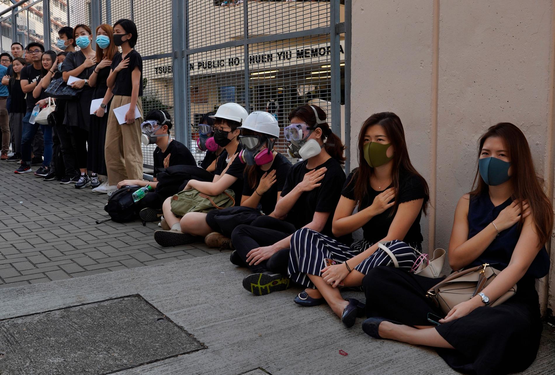 Demonstranter sittstrejkar i Hongkong.