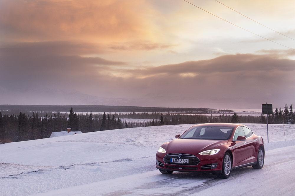 Model S – med Norge bakom molnen.
