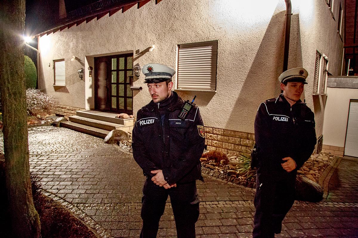 Ett stort polisuppbåd bevakar huset där andrepiloten Andreas Lubitz, 28, bodde tillsammans med sina föräldrar.