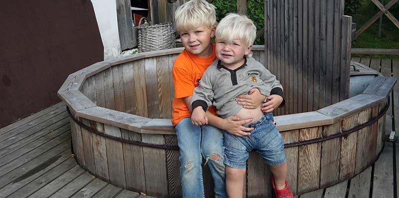RÄDDADE LILLEBROR Hampus Adolfsson, 5, förstod direkt att lillebror Ludvig, 18 månader, behövde hjälp när han låg livlös i badtunnan. Han tog ett stadigt tag om Ludvig och lyckades dra upp honom.