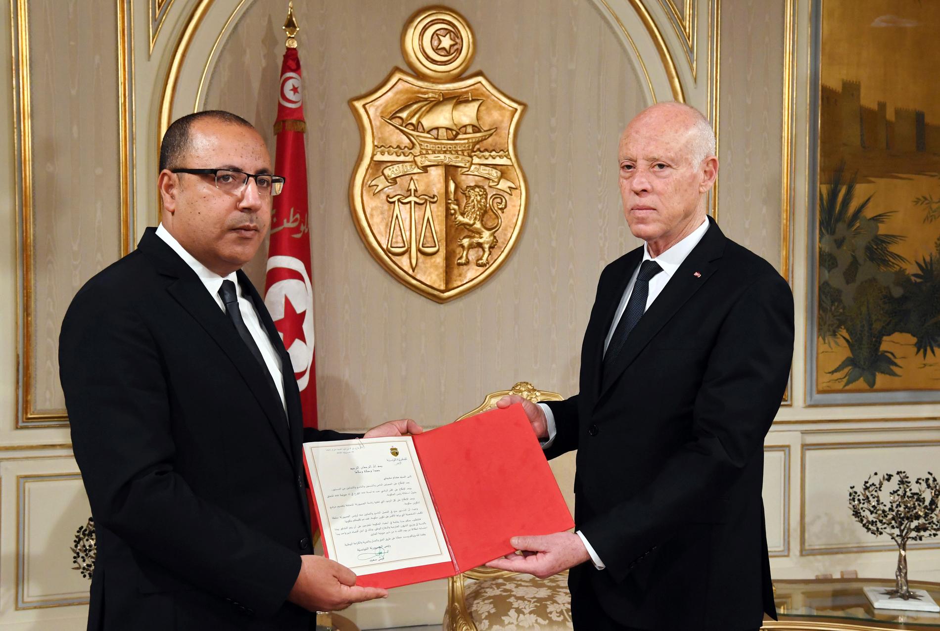 Tunisiens president Kaïs Saïed, till höger, utser Hichem Mechichi till ny premiärminister den 25 juli. Arkivbild.