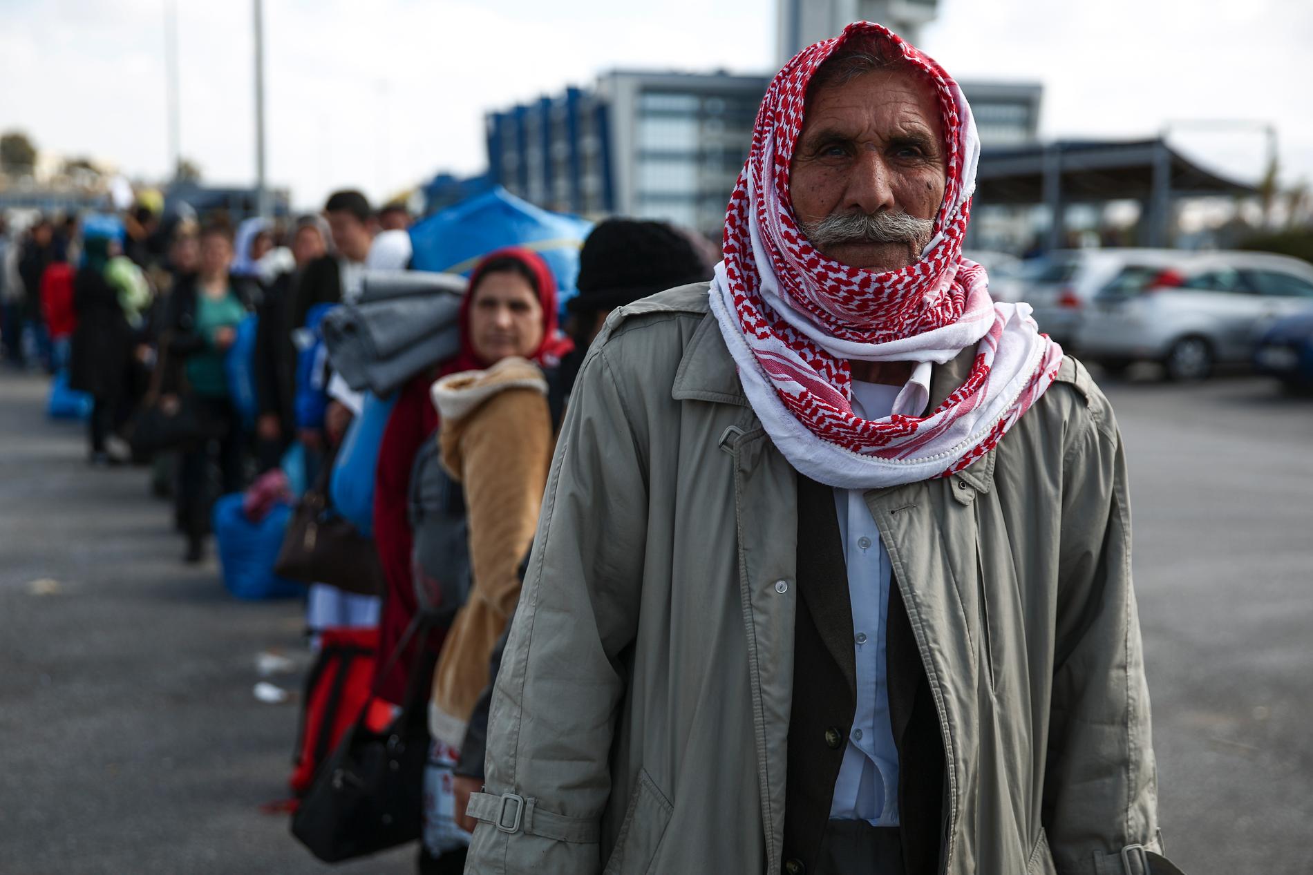 Flyktingar och migranter köar för att bli bussade till norra Grekland. Migration är en av de frågor där MSB varnar för att andra länder försöker påverka den svenska debatten. Arkivbild.