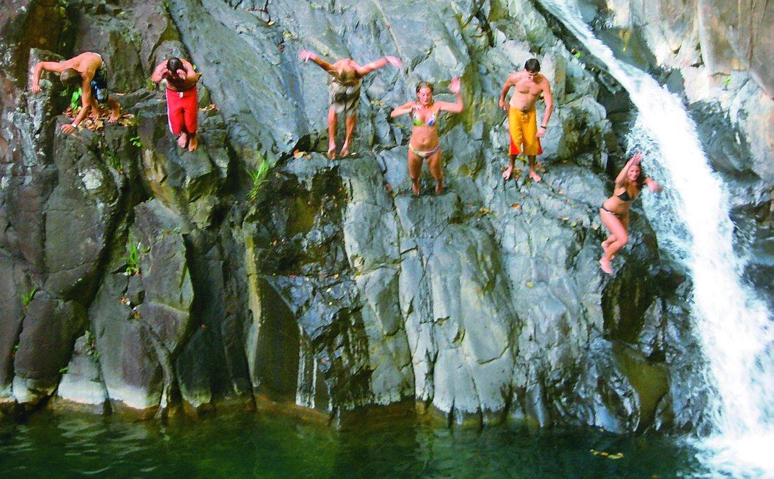 Felicia och vännerna slägger sig ut från det sju meter höga vattenfallet Cascade Acomat.