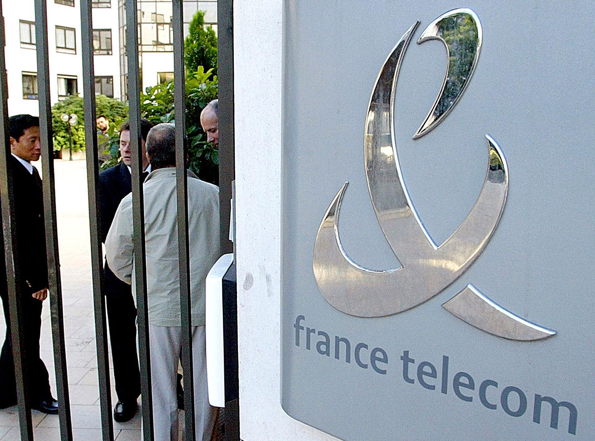Franska telejätten France Telecom har drabbats hårt av en självmordsvåg. Sju anställda har tagit sina liv de senaste två månaderna. Nu kallar regeringen företaget till krismöte.