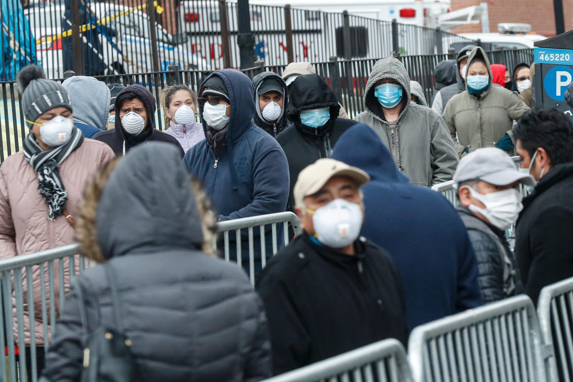 Människor i New York köar för att testas för att se om de är smittade med det nya coronaviruset.