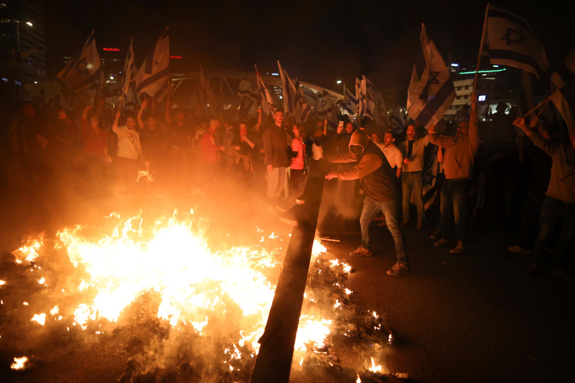 Demonstranter har blockerat motorväg i Tel Aviv.