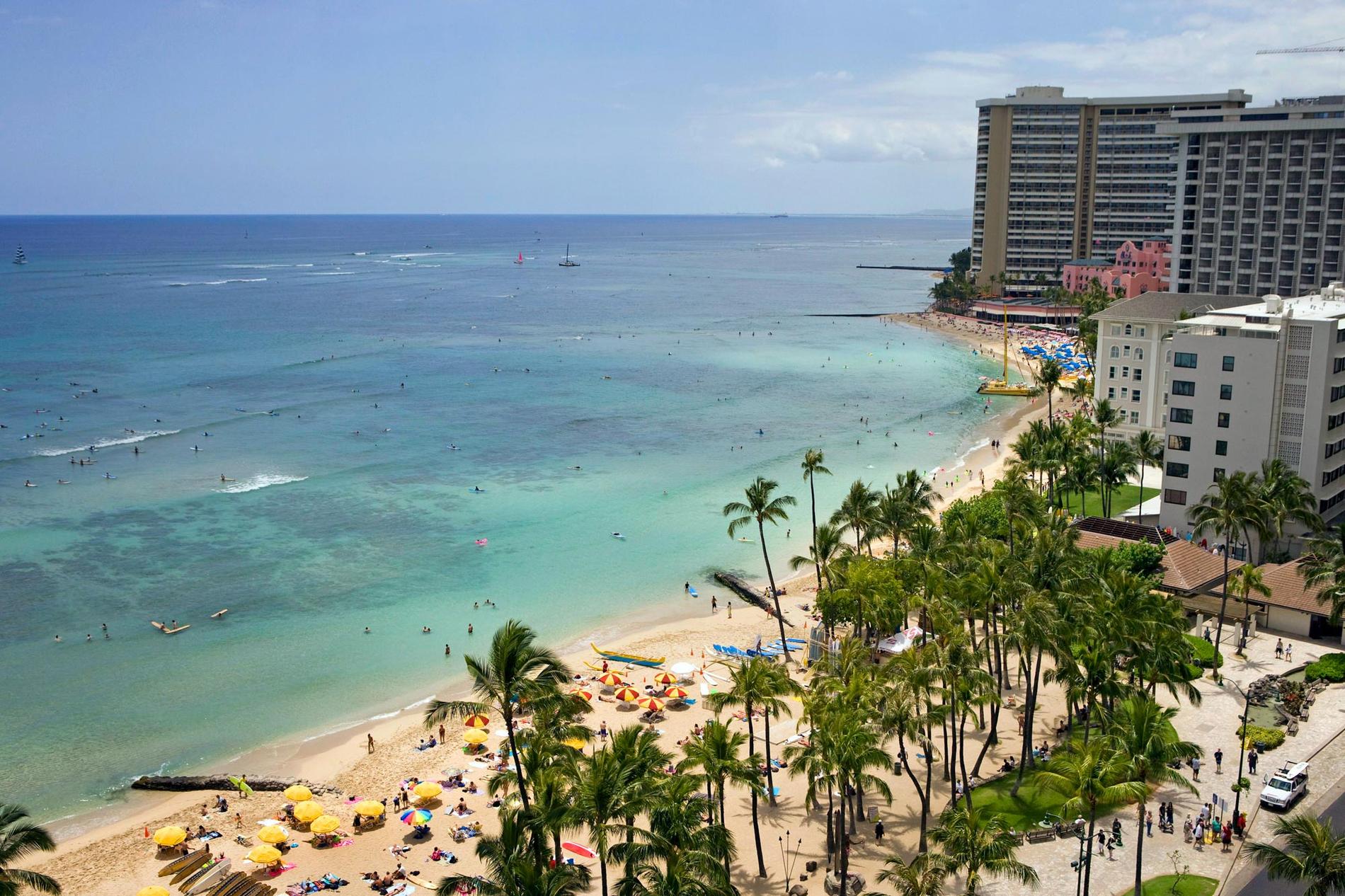 24. Honolulu, Hawaii Legendariska Waikiki Beach (bilden) är en av världens mest kända stränder. Här trivs både den som vill surfa (även om de häftigaste surfstränderna ligger på andra sidan ön Oahu) och den som bara vill softa. Sök flyg till Hawaii